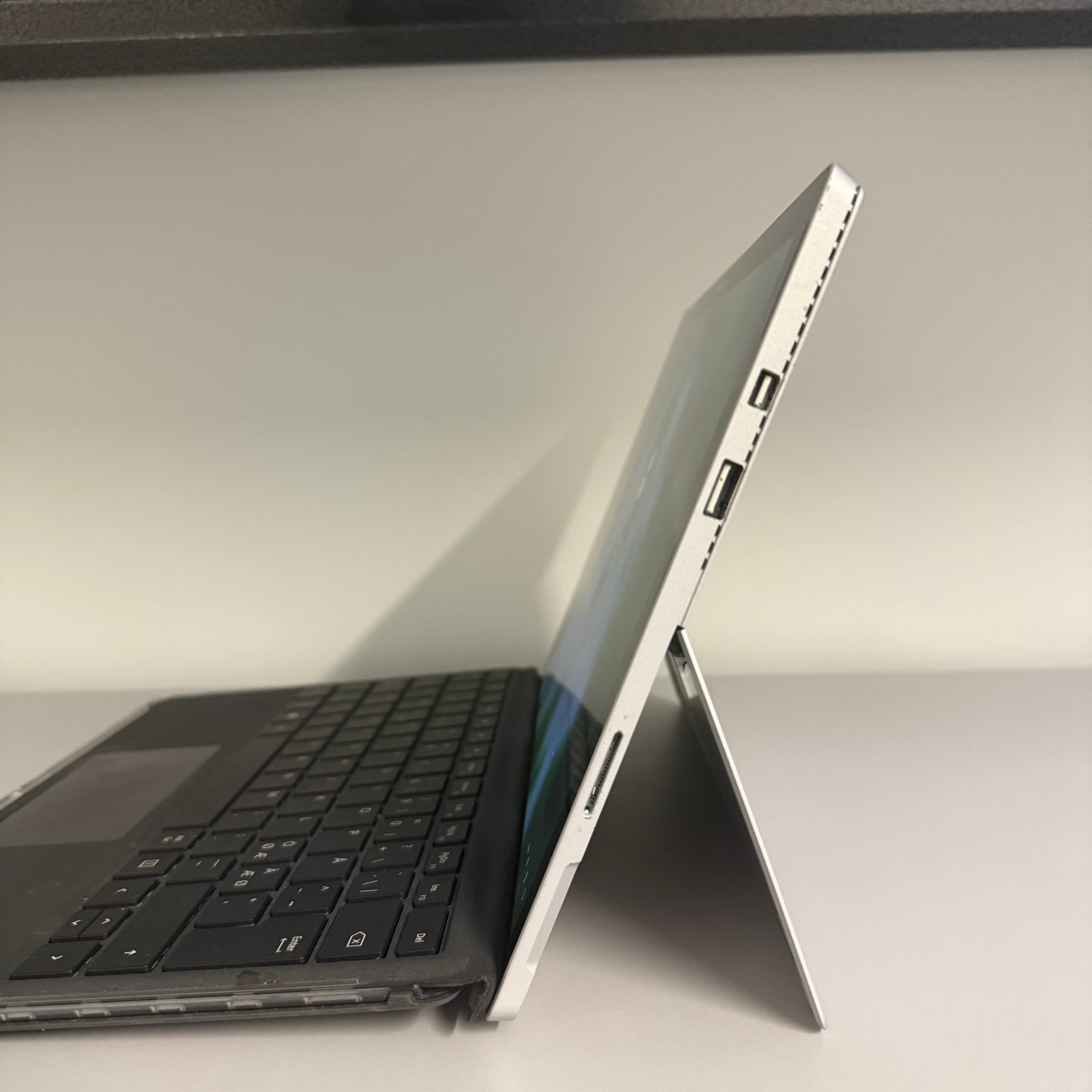 Microsoft Surface Pro 4 | i5-6300U | 8GB | 256GB SSD | Touch | Renoveret