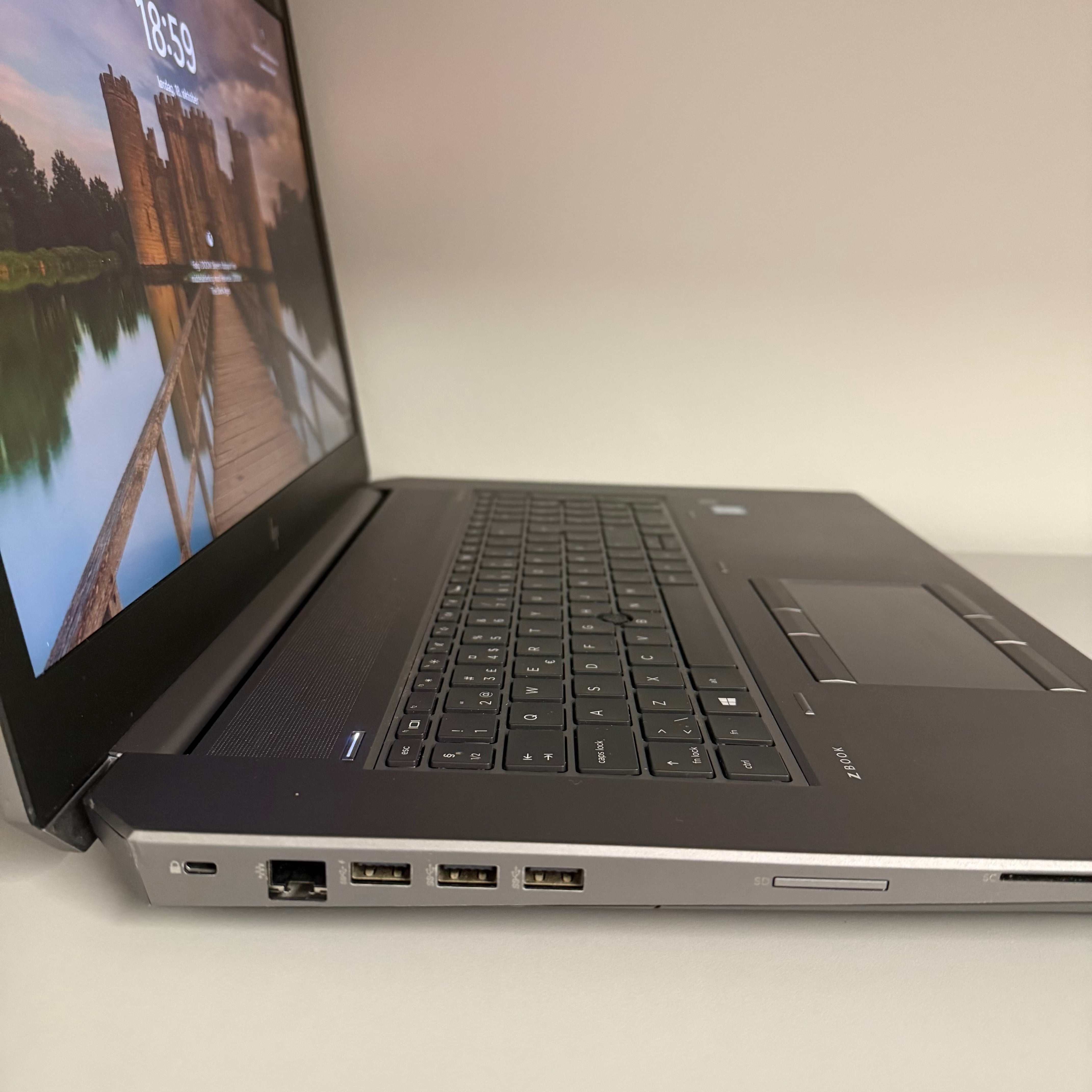 HP ZBook 17 G5 | Xeon E-2176M | 64GB | Quadro P5200 | Renoveret