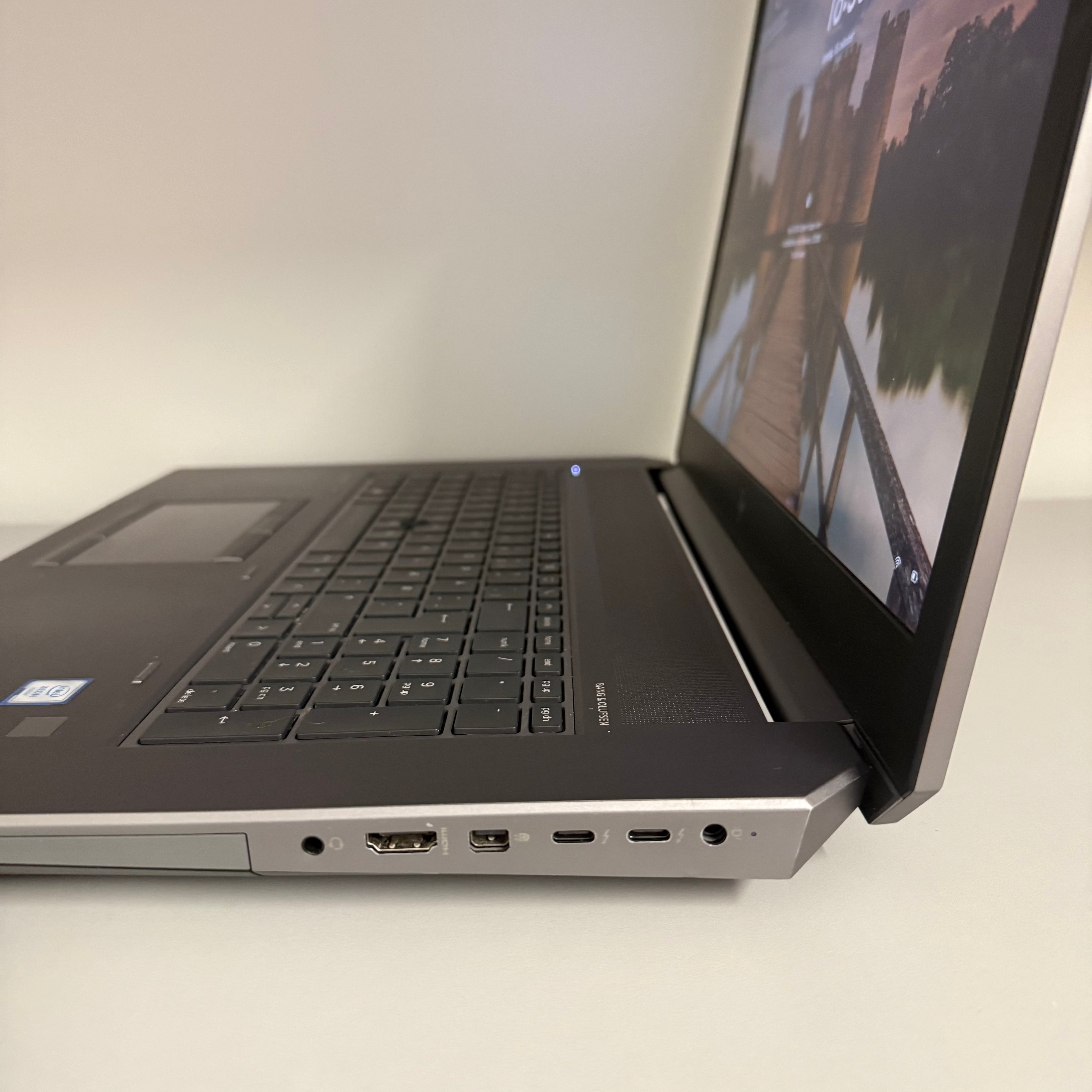 HP ZBook 17 G5 | Xeon E-2176M | 64GB | Quadro P5200 | Renoveret